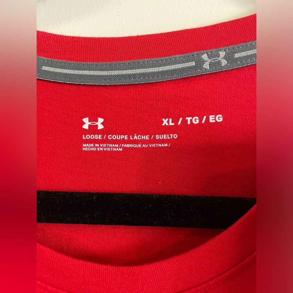 NWT Under Armour Loose Red Short Sleeve Shirt Men Baseball P/C Print Size XL - Picture 5 of 10